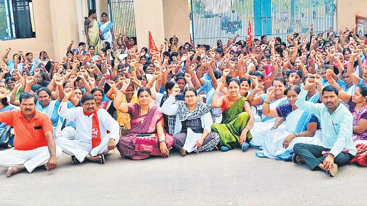 సమస్యల పరిష్కారం కోసం ఆశ వర్కర్ల ధర్నా