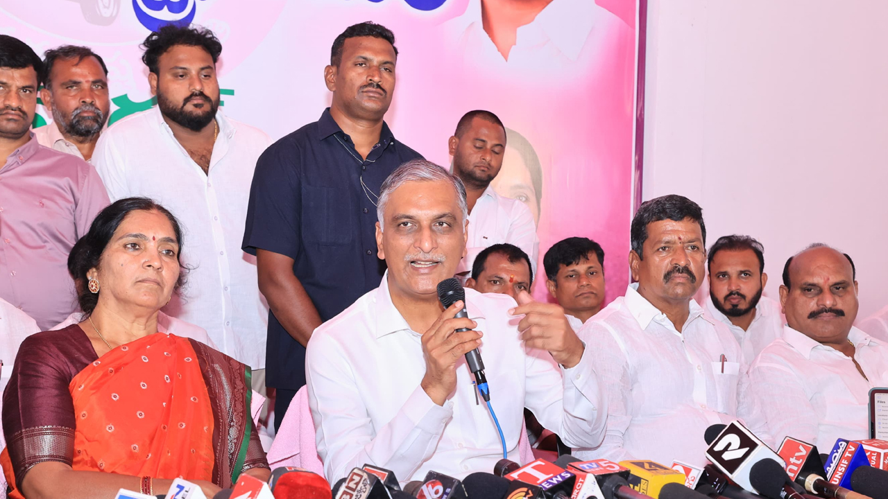 Harish Rao | అడిగినవాళ్లను అదరగొడుతుండు.. ప్రశ్నిస్తే పగబడుతుండు.. రేవంత్‌పై హరీశ్‌ ఫైర్‌
