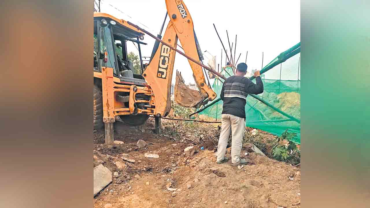 తప్పు ఎవరిది? శిక్ష ఎవరికి?.. పర్మిషన్‌ ఉన్న స్థలంలోకి బుల్డోజర్లు