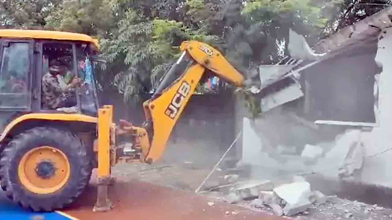 HYDRAA | భగీరథమ్మ చెరువులో నిర్మాణాల కూల్చివేస్తున్న హైడ్రా