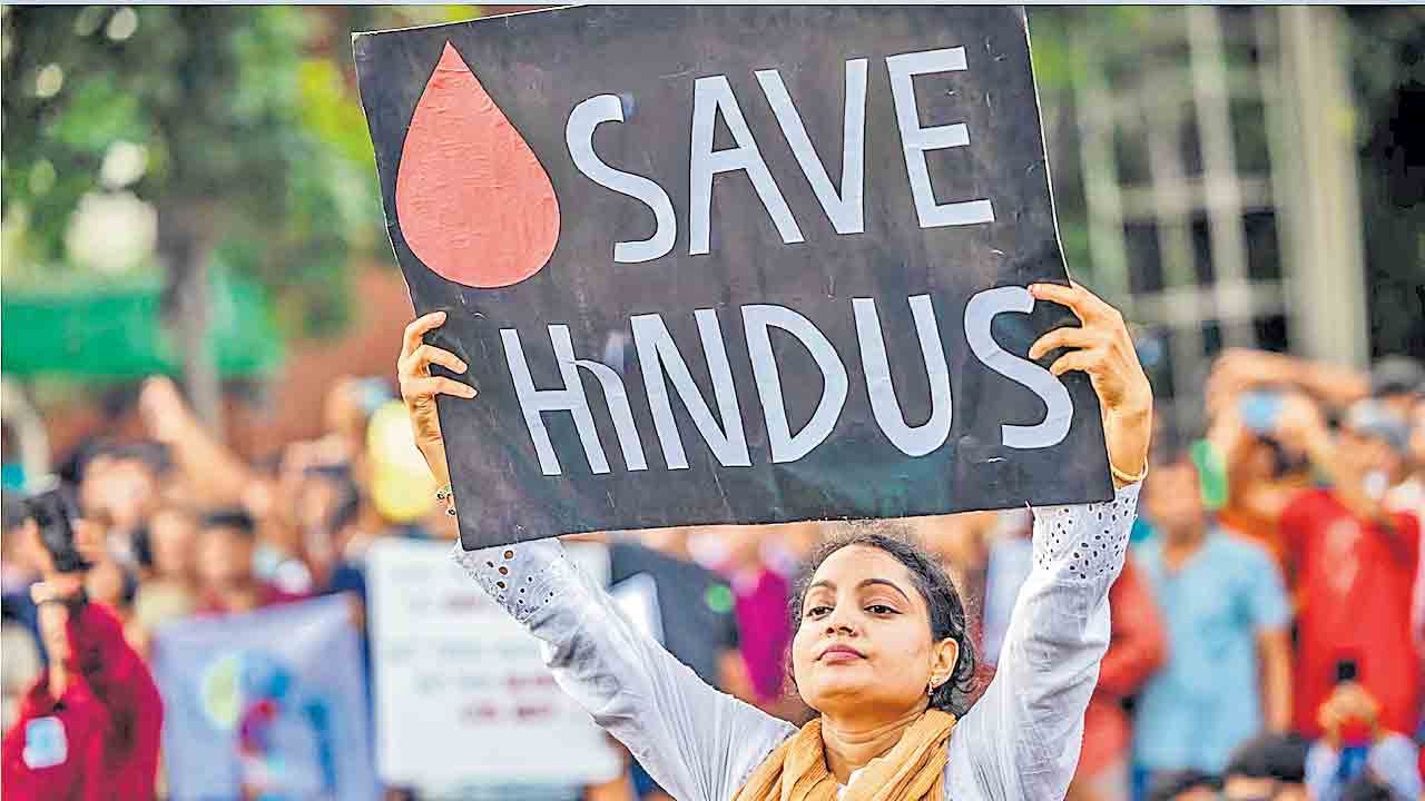 Bangladesh | బంగ్లాలో ఇస్కాన్‌ ఆలయానికి నిప్పు.. హిందూ మతస్తులపై కొనసాగుతున్న దాడులు!