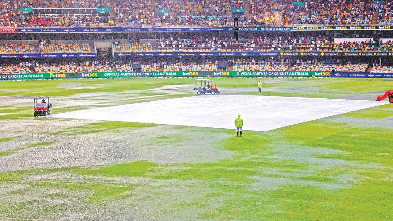 వరుణుడిదే ఆట.. తొలి రోజు వర్షం అంతరాయం