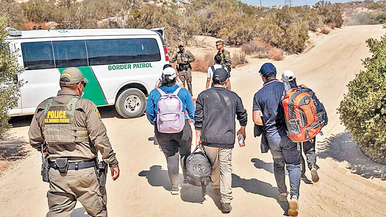 America | 18 వేల మంది భారతీయులు వెనక్కి! జాబితా సిద్ధం చేసిన అమెరికా