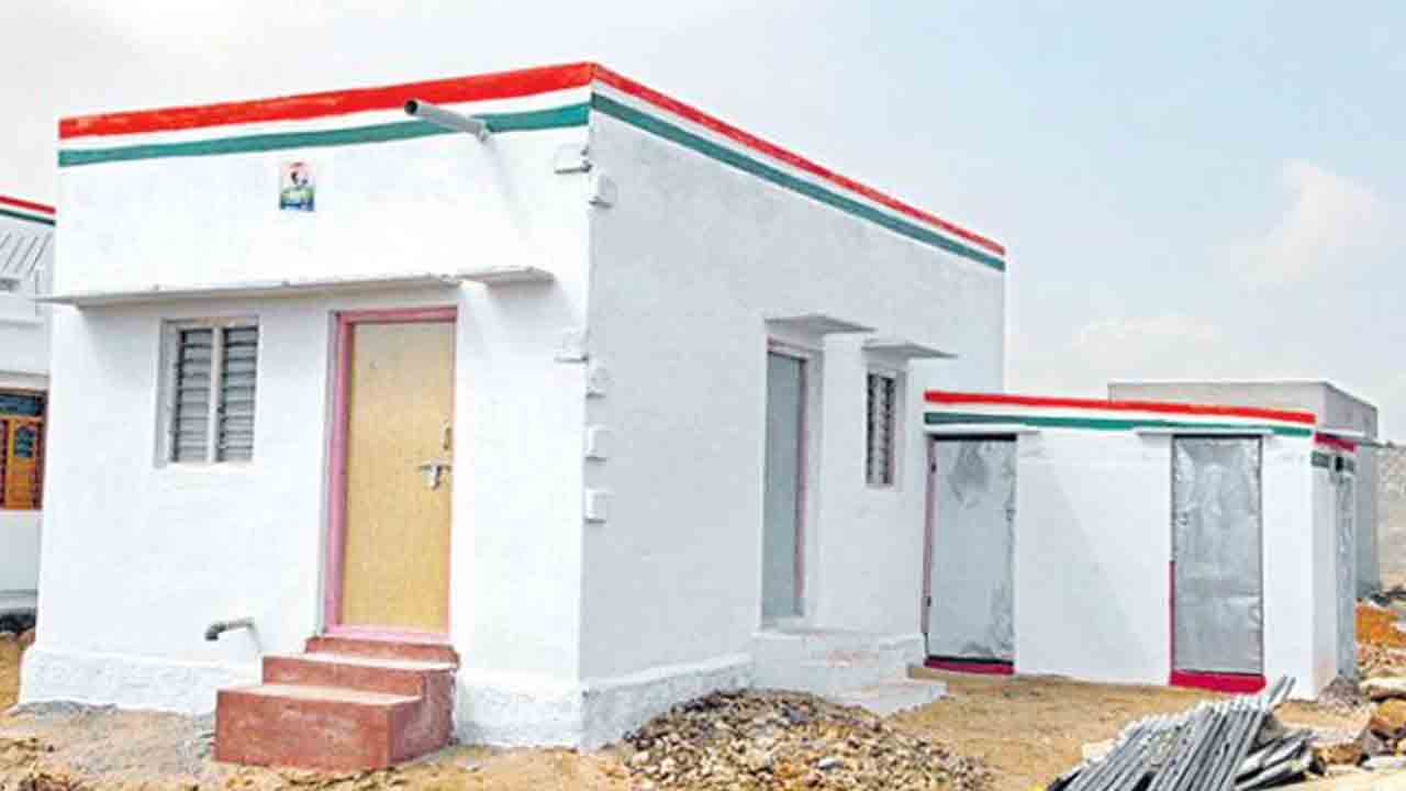 Indiramma Indlu | ఇస్తే 60 ఇండ్లు ఇయ్యండి.. లేదంటే ఆ నాలుగిండ్లూ రద్దు చేయండి..