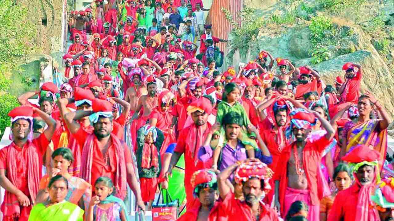 Indrakeeladri | భక్తులతో కిటకిటలాడిన ఇంద్రకీలాద్రి.. దీక్షలను విరమించిన భవానీలు