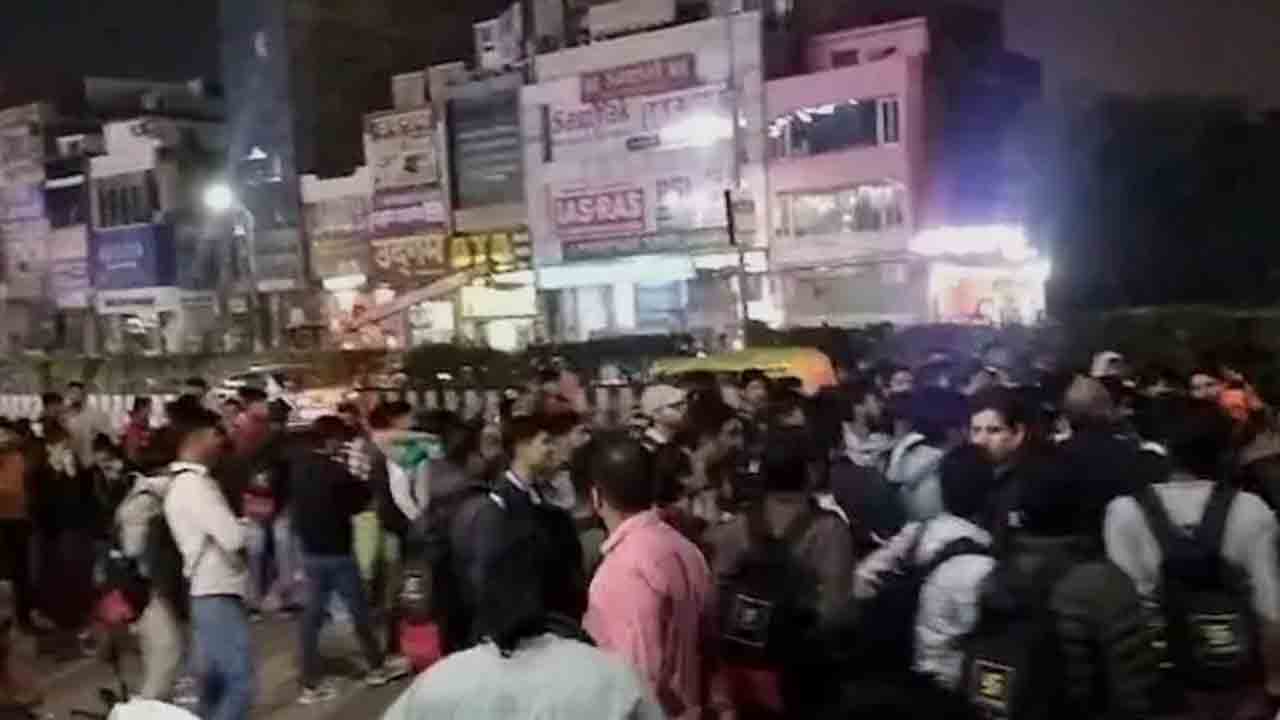Students Faint | కోచింగ్ సెంటర్లో పొగలు.. స్పృహతప్పిన పలువురు విద్యార్థులు