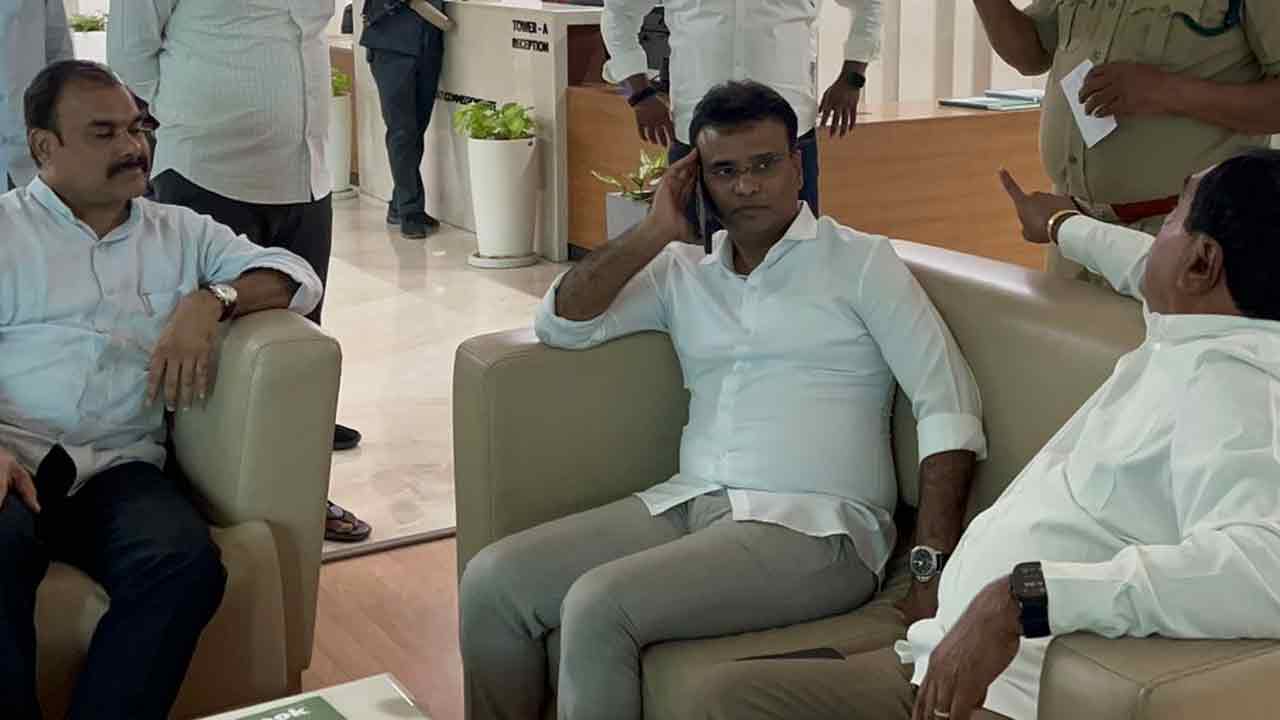 BRS | ట్యాంక్‌బండ్‌పై బీఆర్‌ఎస్‌ ధర్నా.. ఎమ్మెల్యే వివేకానంద, ఎమ్మెల్సీ శంభీపూర్‌ రాజు హౌస్‌ అరెస్ట్‌