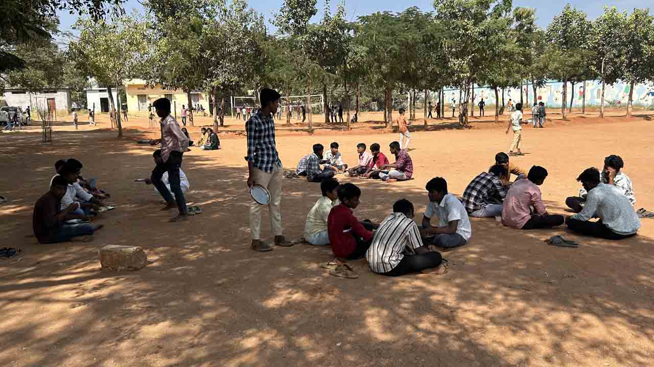 చెట్లకిందే.. మధ్యాహ్న భోజనం