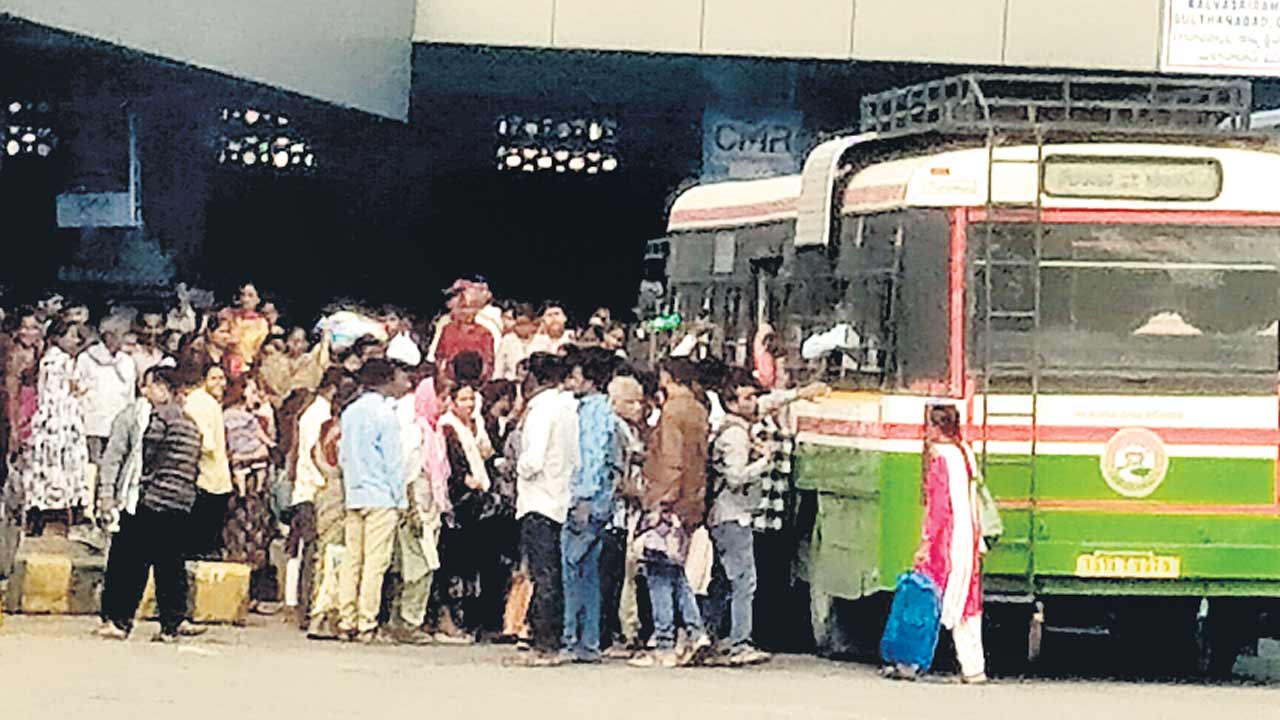 బస్సుల్లేక తిప్పలు