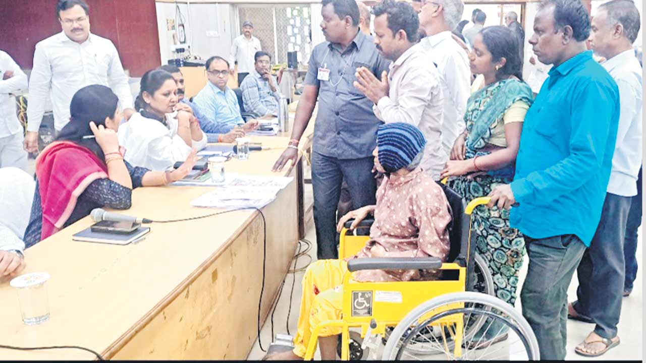 కలెక్టరమ్మా.. నీ కాల్మొక్తం!