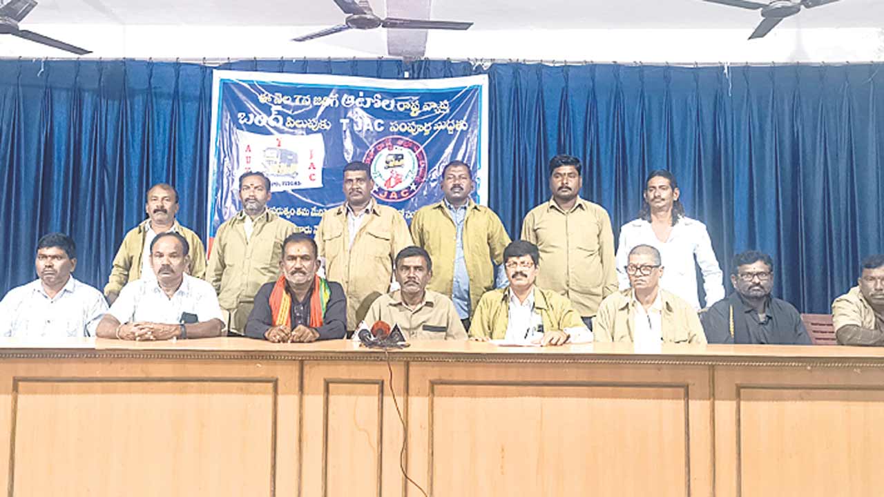 ఆటో డ్రైవర్లను ఆదుకోకుంటే అడ్డుకుంటం