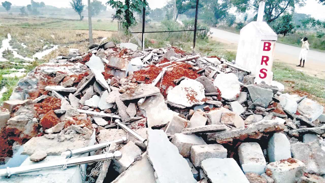 బీఆర్‌ఎస్‌ కారు గద్దె ధ్వంసం