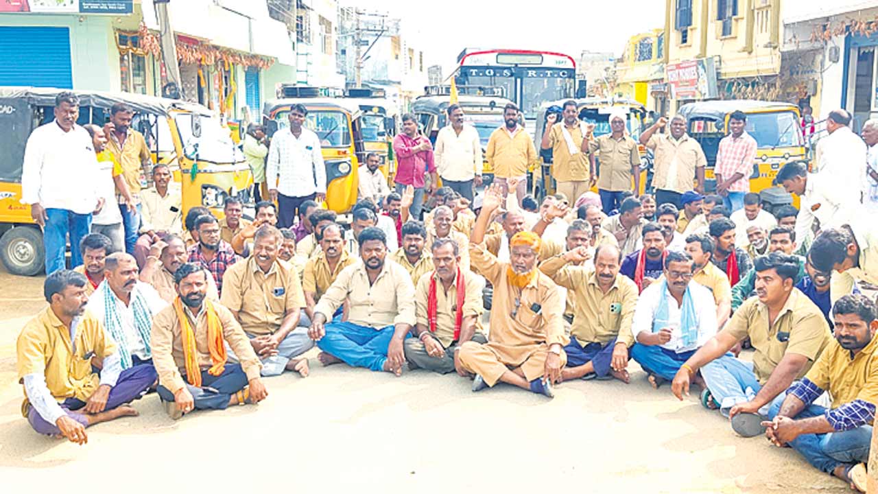 రోడ్డెక్కిన ఆటోడ్రైవర్లు