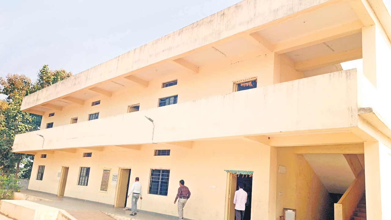 Zilla Parishad School | ఒంటికి వస్తే బయటికే.. విద్యార్థులు, టీచర్లకు తప్పని అవస్థలు!