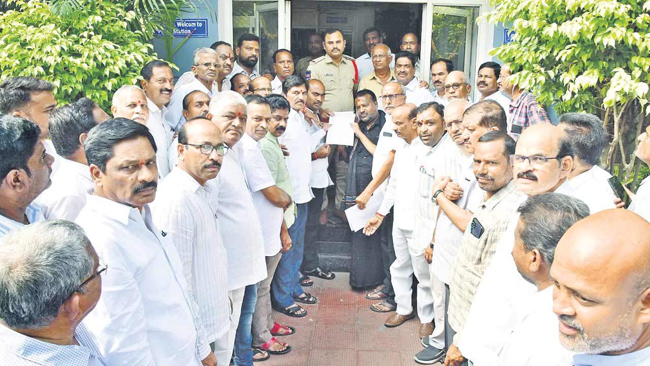 షాద్‌నగర్‌ ఎమ్మెల్యేపై ఆగ్రహం