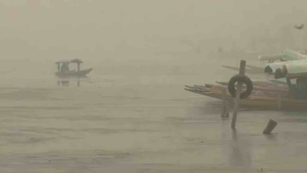 Srinagar | చలి గుప్పిట్లో అందాల కశ్మీర్‌.. భారీగా పతనమైన ఉష్ణోగ్రతలు.. గడ్డకట్టిన దాల్‌ సరస్సు