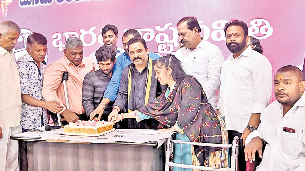 దివ్యాంగుల సంక్షేమానికి కేసీఆర్‌ కృషి