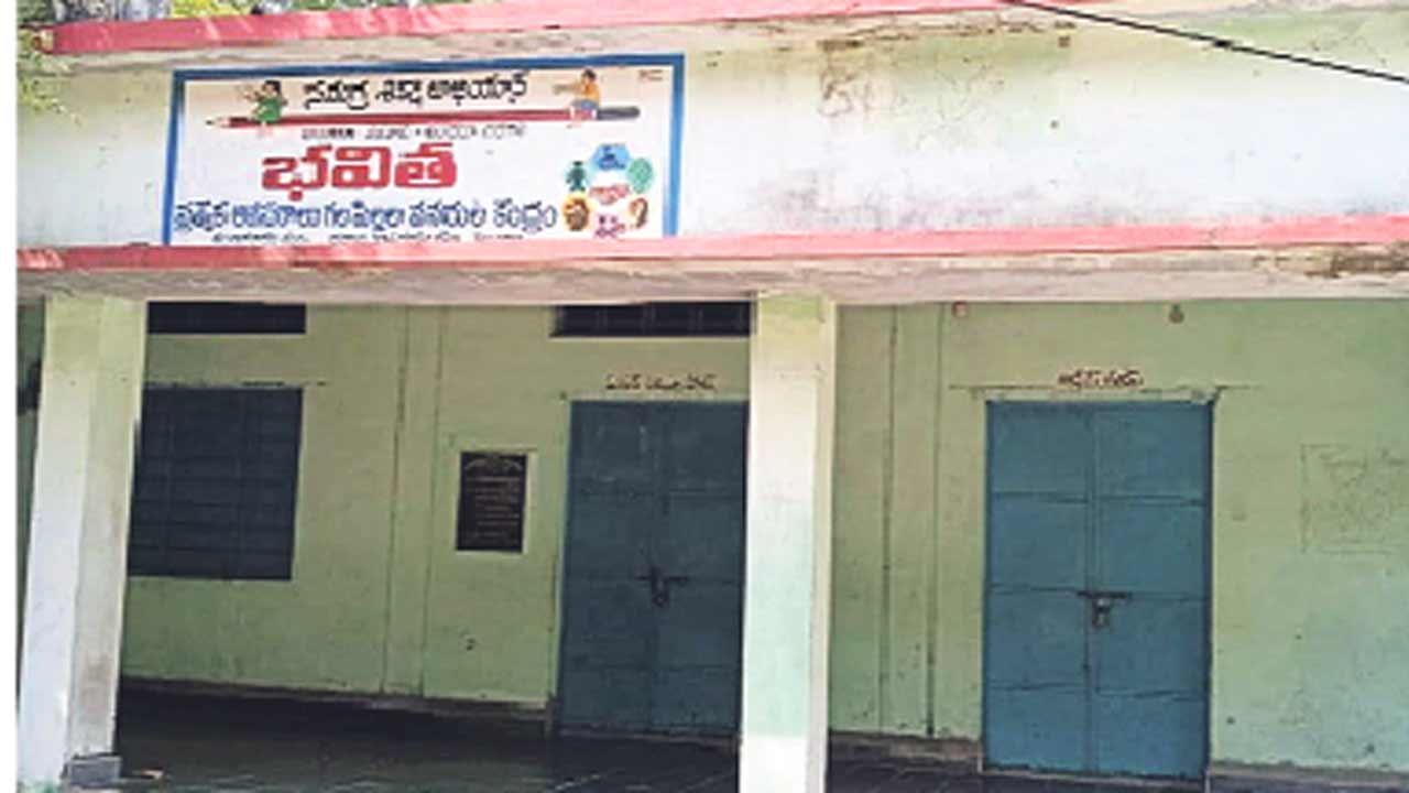 సమ్మెతో మూతబడ్డ కేజీబీవీలు