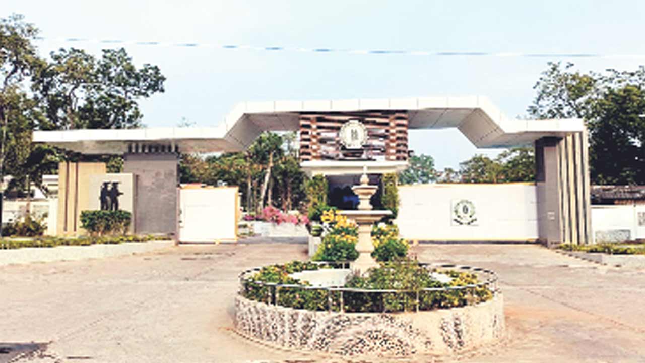 ‘హెడ్డాఫీస్’లో కాంట్రాక్టర్ల దందా!