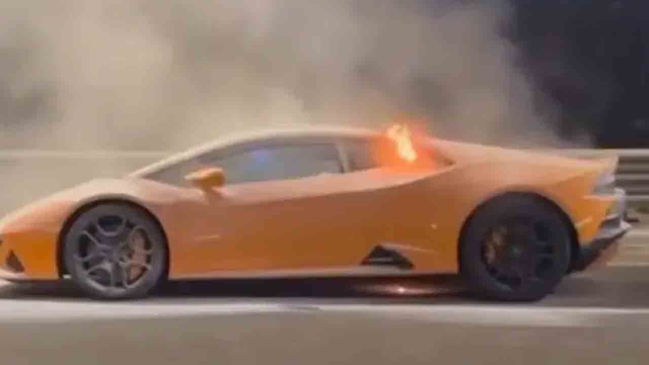 Lamborghini | నడిరోడ్డుపై మంటల్లో చిక్కుకున్న రూ.కోట్లు ఖరీదైన లాంబోర్గినీ కారు.. వీడియో