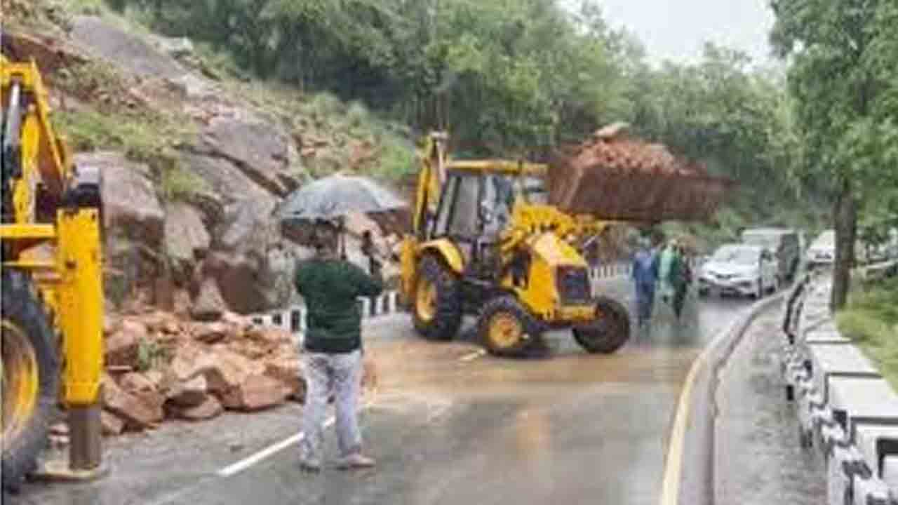 Landslides | వర్షాల దాటికి తిరుమల ఘాట్‌రోడ్డులో విరిగిపడిన కొండచరియలు