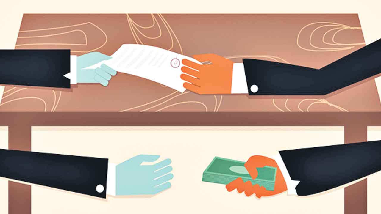 Bribe | ముడుపులు ముడితేనే పనులు.. దేశంలో పెచ్చరిల్లిన అవినీతి!