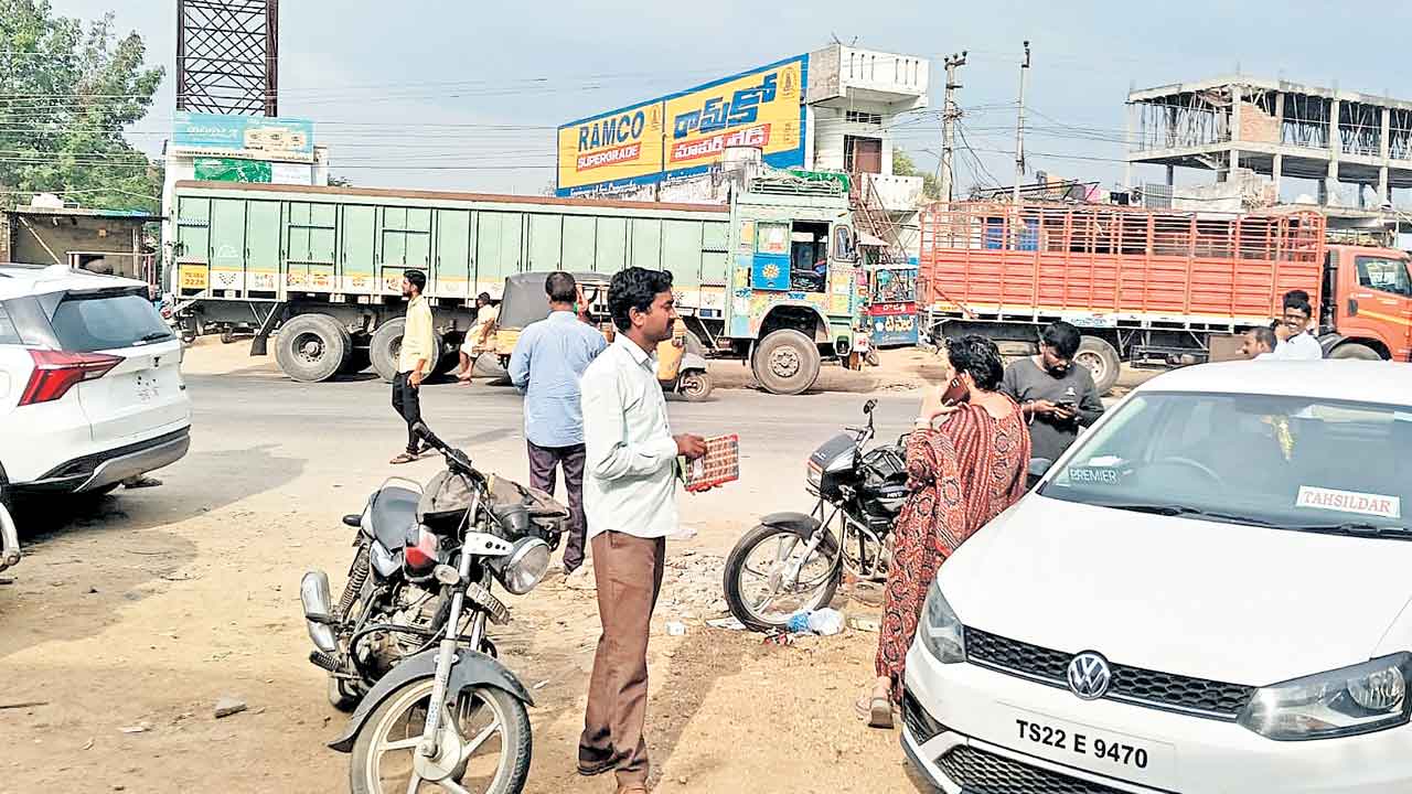 ధాన్యం తరలింపునకు అధికారుల తిప్పలు