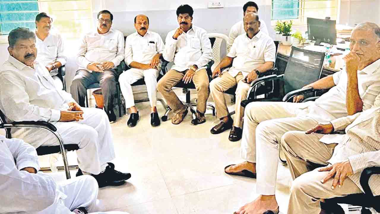 ప్రశ్నిస్తే కేసులు పెడతారా?