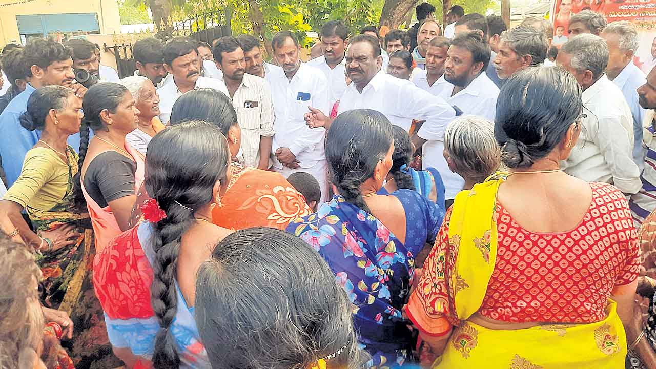 Loan Waiver | మాట తప్పిన కాంగ్రెస్‌కు మళ్లీ ఓట్లేయం.. కాంగ్రెస్‌ ఎమ్మెల్యేలకు స్పష్టం చేసిన రైతులు..!