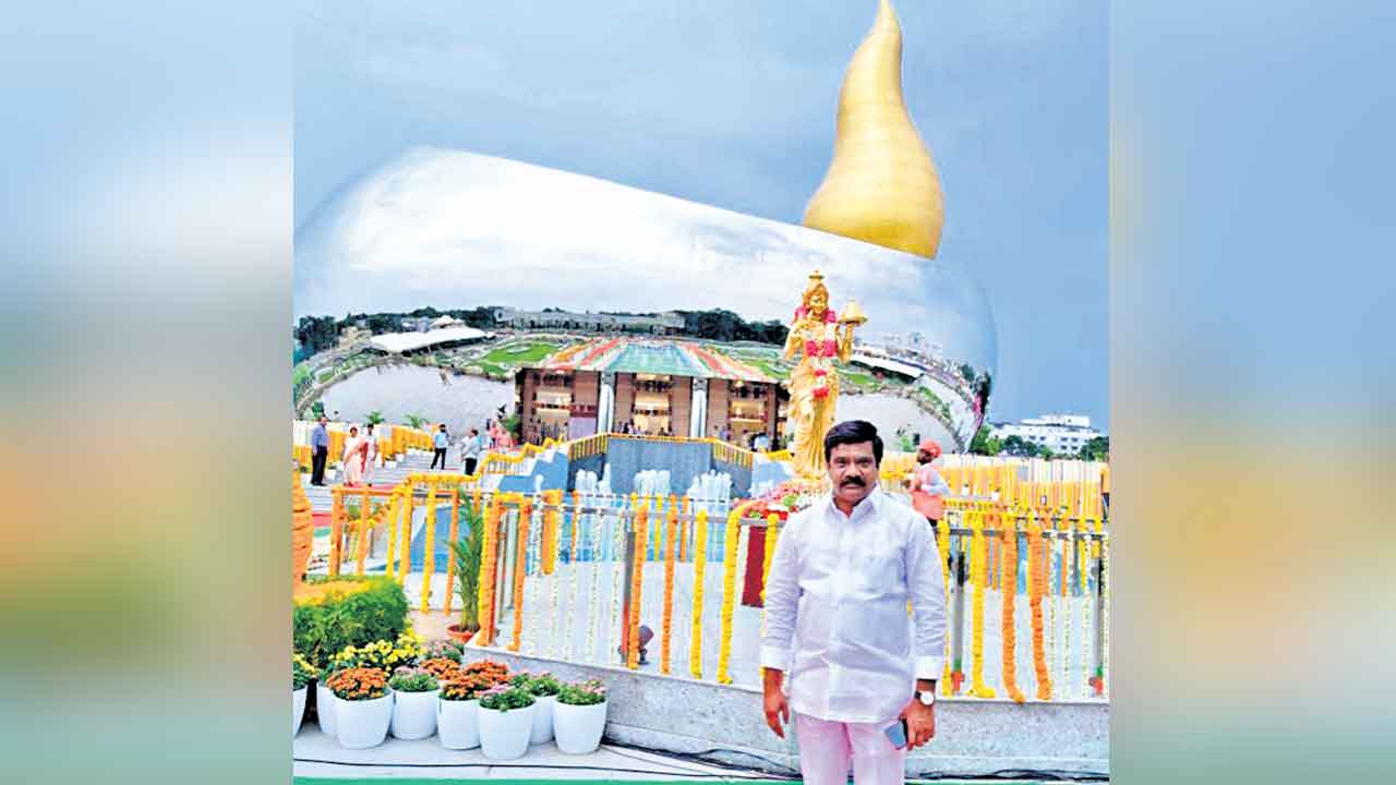 బంగారు తెలంగాణ తల్లి కనబడట్లేదా?