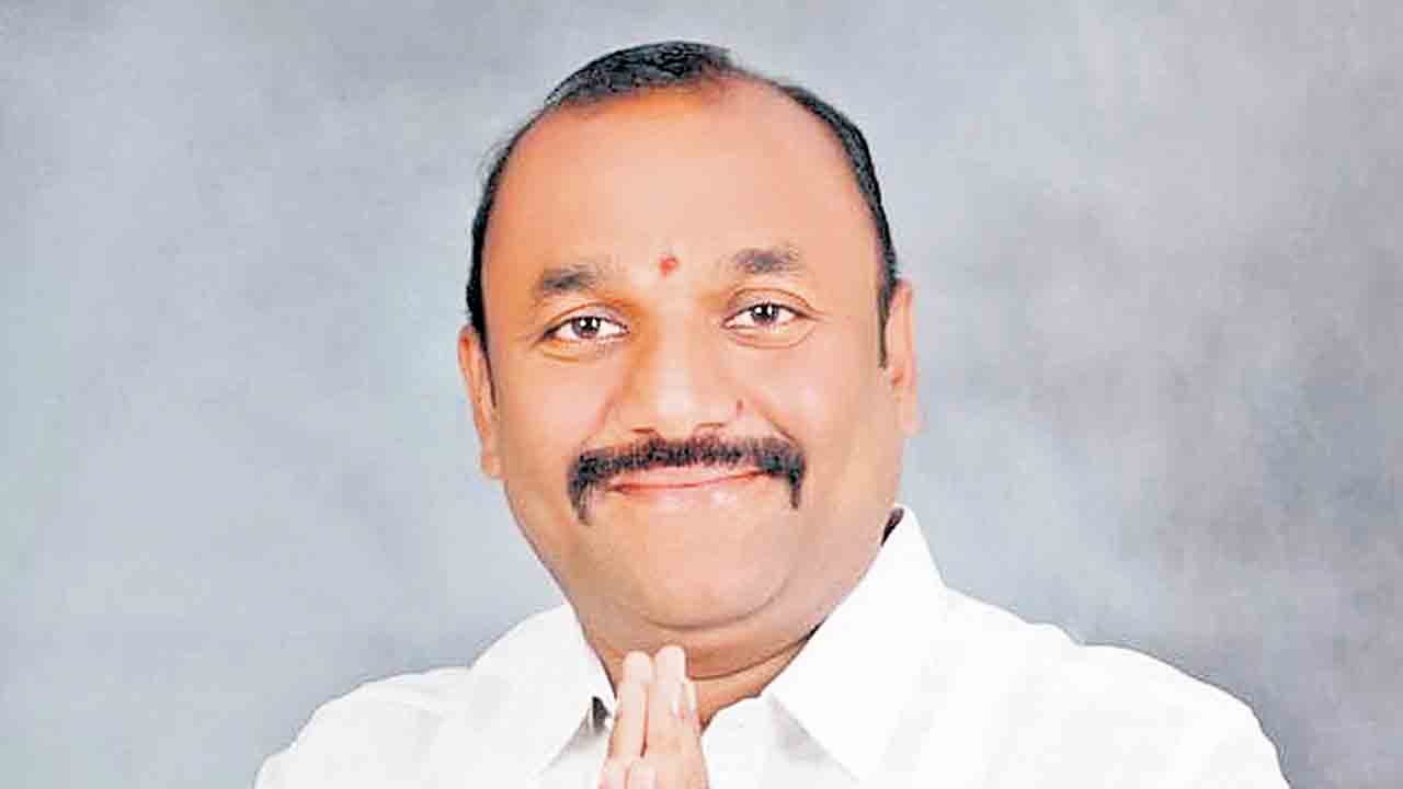 బతుకమ్మ తొలగింపు సిగ్గుచేటు