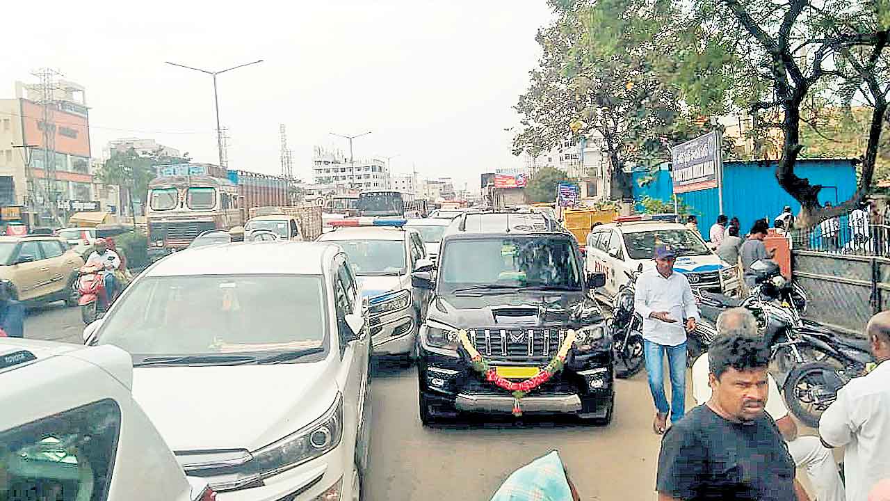 హైవేను బ్లాక్‌ చేసిన ఎంపీ చామల