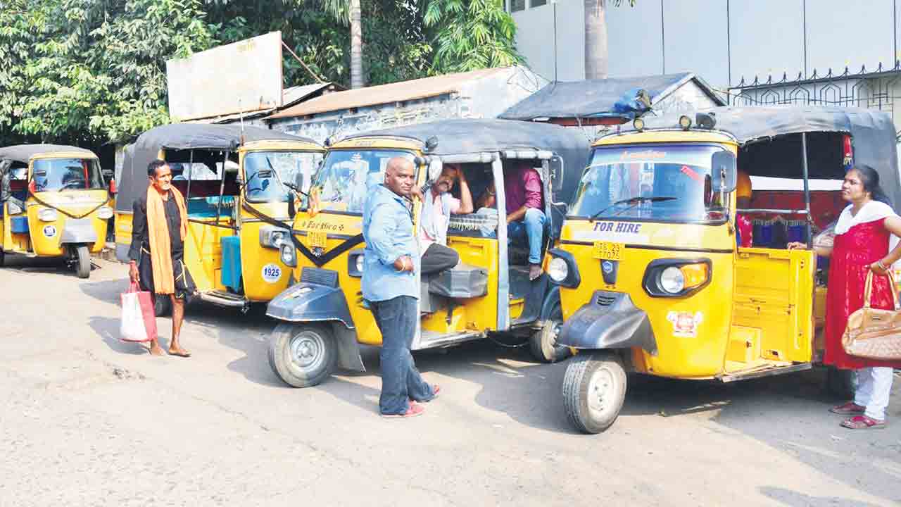 ఆటో డ్రైవర్ల ఆర్తనాదం