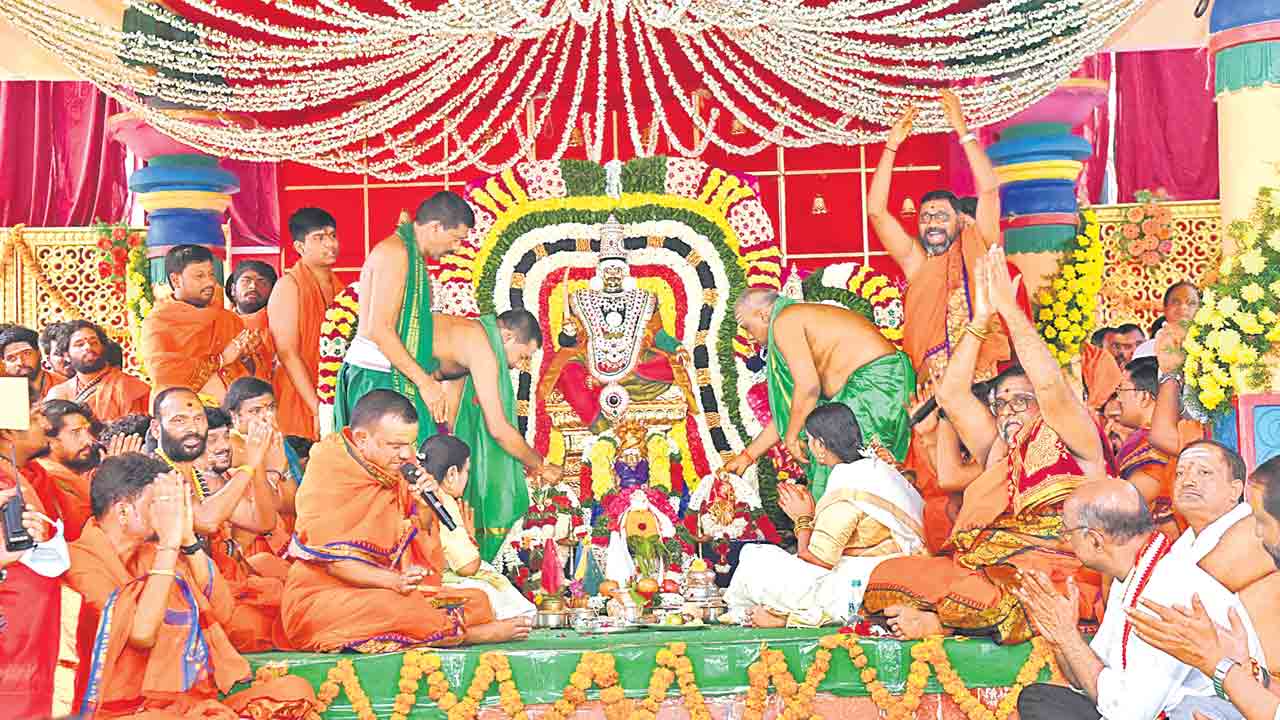 Komuravelli Mallanna | వైభవంగా మల్లన్న కల్యాణ మహోత్సవం.. వేద మంత్రోచ్చరణలతోమార్మోగిన కొమురవెల్లి క్షేత్రం