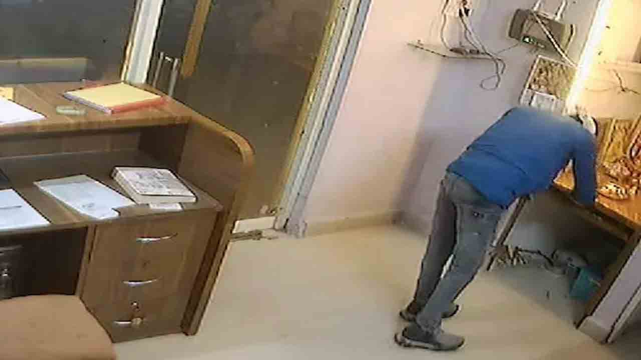 Man Prayers Then Steals | పెట్రోల్ బంకు ఆఫీస్లోకి చొరబడిన దొంగ.. దేవుడ్ని ప్రార్థించి   ఆపై చోరీ