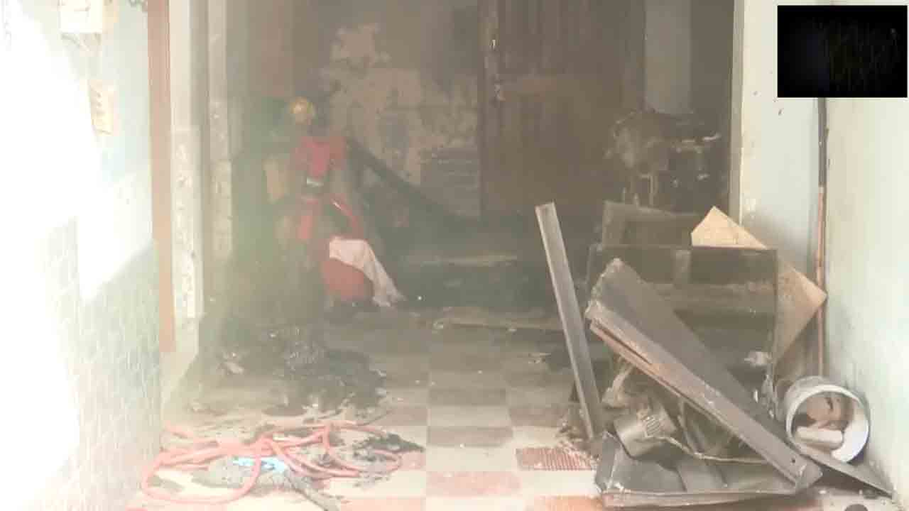 Crime news | భార్యతో గొడవపడి ఇల్లుకు నిప్పంటించాడు.. తర్వాత ఆ మంటల్లోనే..!