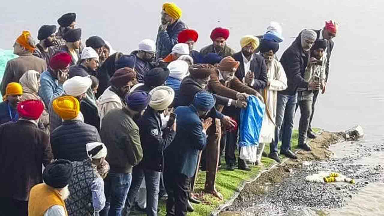 Manmohan Singh | మన్మోహన్‌ సింగ్‌ అస్తికలను యమునా నదిలో కలిపిన కుటుంబ సభ్యులు