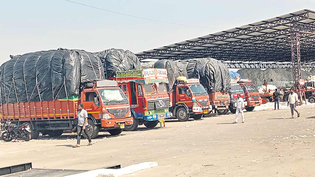 దళారుల దందా