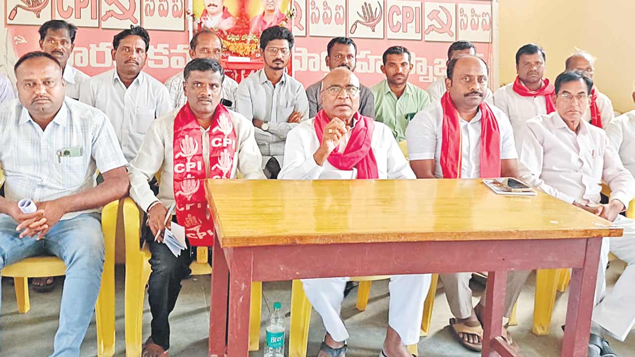 ఫీజు రీయింబర్స్‌మెంట్‌, స్కాలర్‌షిప్‌ బకాయిలు చెల్లించాలి