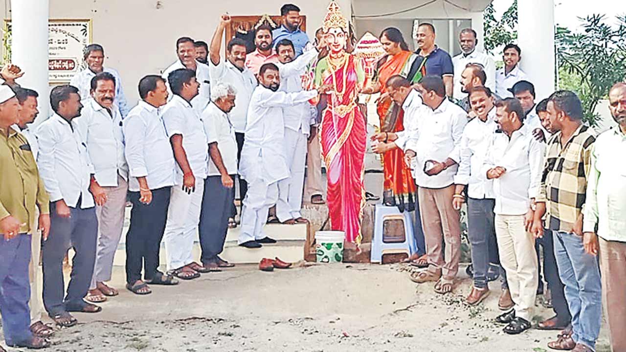 చేయి గుర్తుకోసమే విగ్రహం మార్పు