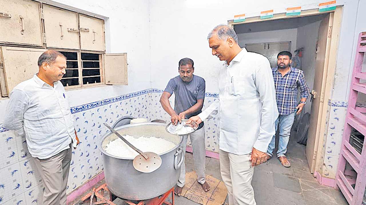 కాంగ్రెస్‌ పాలనలో హాస్టళ్లు ఆగం