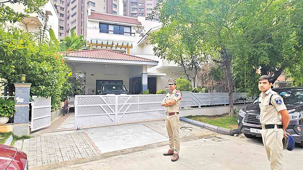 నిరంకుశ పాలన తలపిస్తున్న సర్కారు