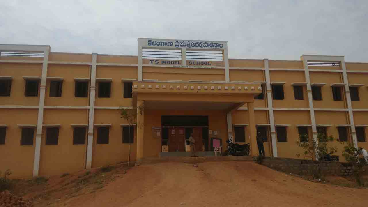 మోడల్‌ స్కూల్‌ టీచర్ల ఆందోళన బాట