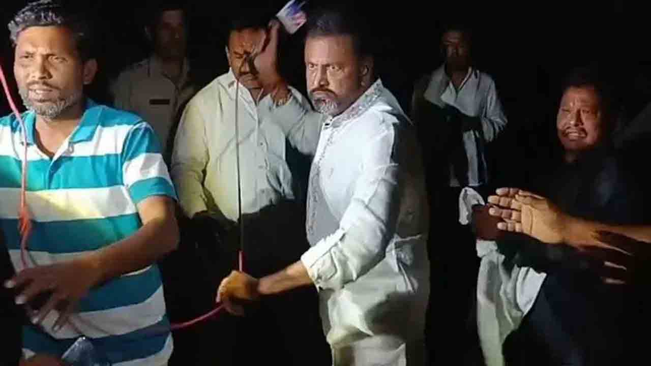 journalists | మోహన్‌ బాబు ఉన్మాదిలా దాడి చేశారు.. జర్నలిస్టుల ఆగ్రహం