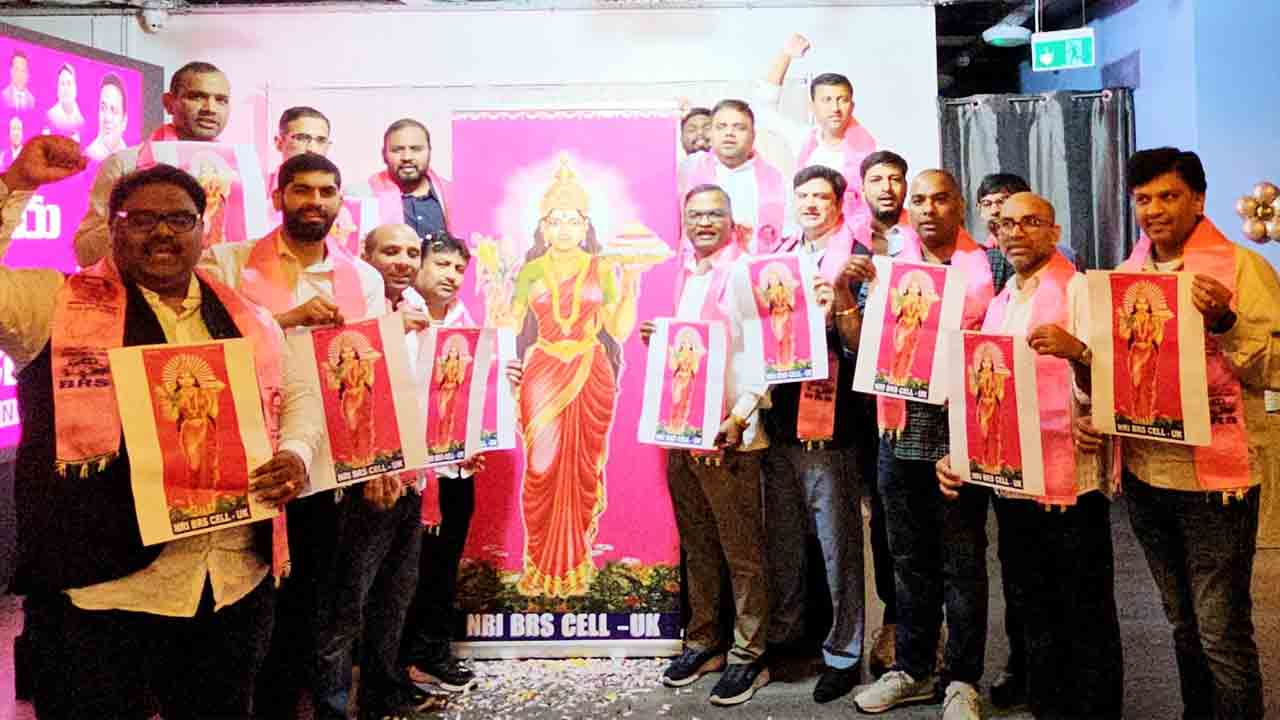 BRS UK | తెలంగాణ తల్లి విగ్రహం రూపురేఖలు మార్చడాన్ని నిరసిస్తూ లండన్‌లో నిరసనలు