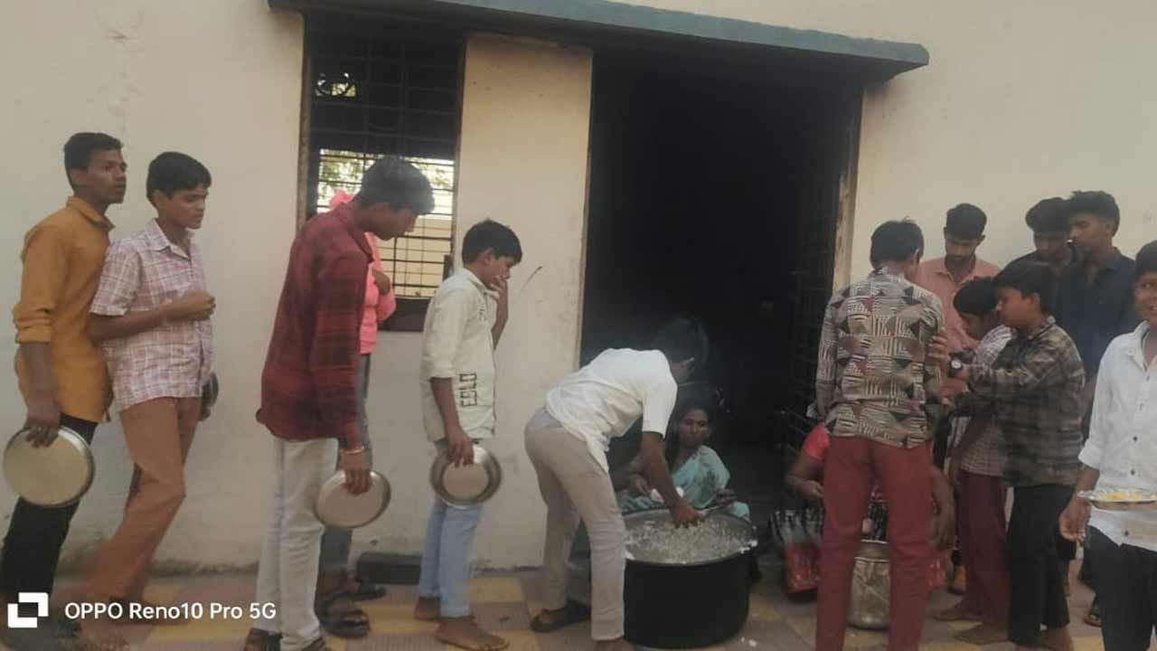 పేటలో పురుగుల అన్నం