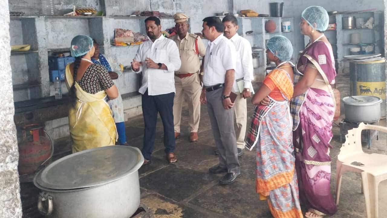 విద్యార్థులకు నాణ్యమైన భోజనం అందించాలి