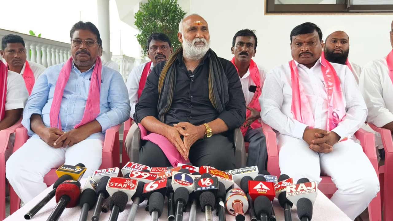 ఉత్తమ్‌.. పద్మావతి దంపతుల నిబద్ధతను వెక్కిరిస్తున్న శిలాఫలకాలు