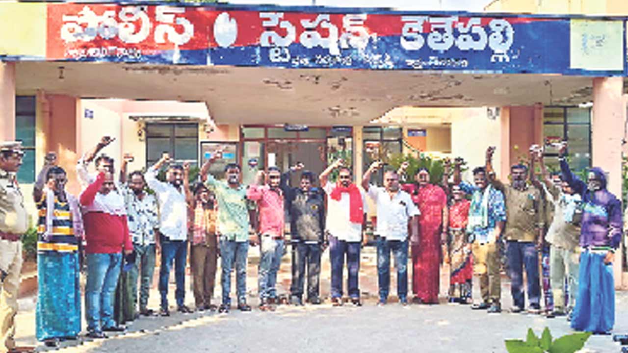 పంచాయతీ కార్మికులపై నిర్బంధకాండ