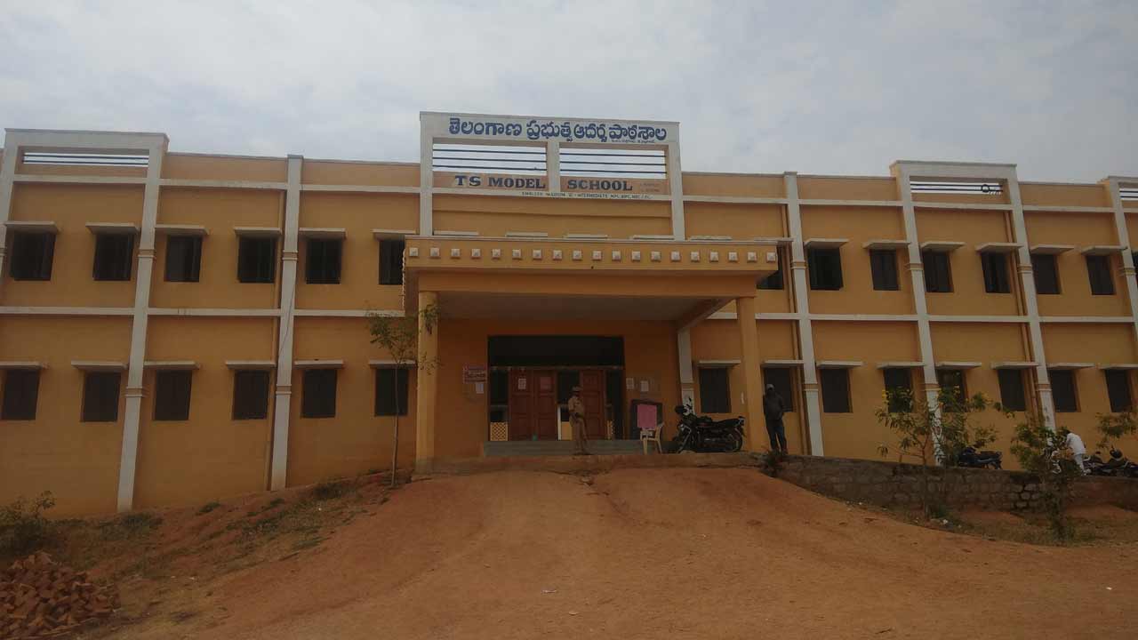 ఆందోళన బాటలో మోడల్‌ స్కూల్‌ టీచర్లు